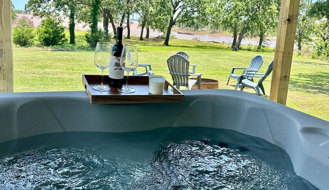 Whispering Oak Cabin- LAKEFRONT getaway with a Jacuzzi in Texoma Shores Resort