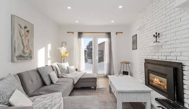 Whitby·Vacation home with heated pool