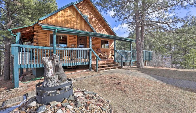 Whitewood Cabin Deck, Gas Grill and Hot Tub!