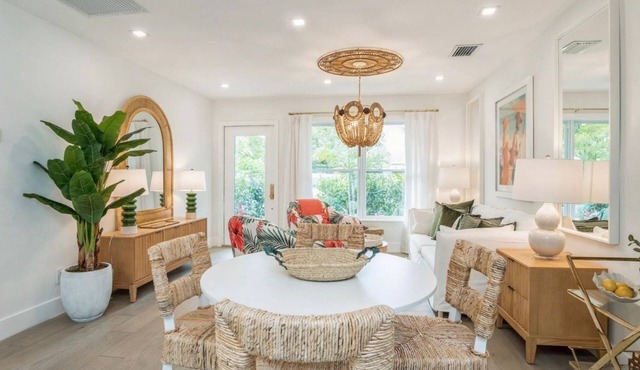WPB Private Luxury 2 Bedroom Escape in Antique Row