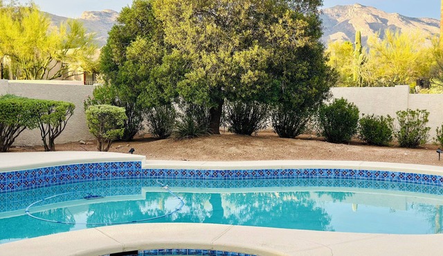 YELLOW HOUSE: Modern Luxe Charm- Heated Pool & Spa