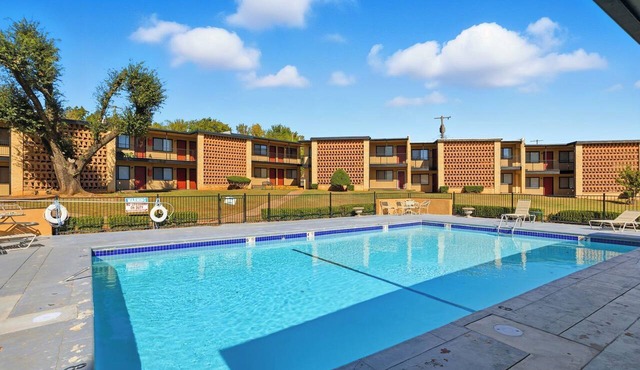 Your Cozy Oasis With OKC Skyline View Near OU Medical Center