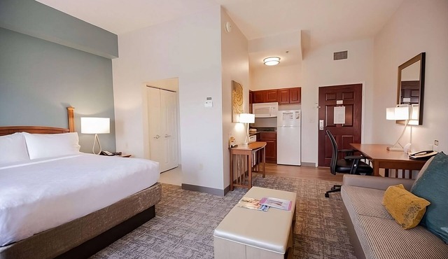 Your Home Away From Home! Free Breakfast, Free Parking, Pets Allowed, Pool!