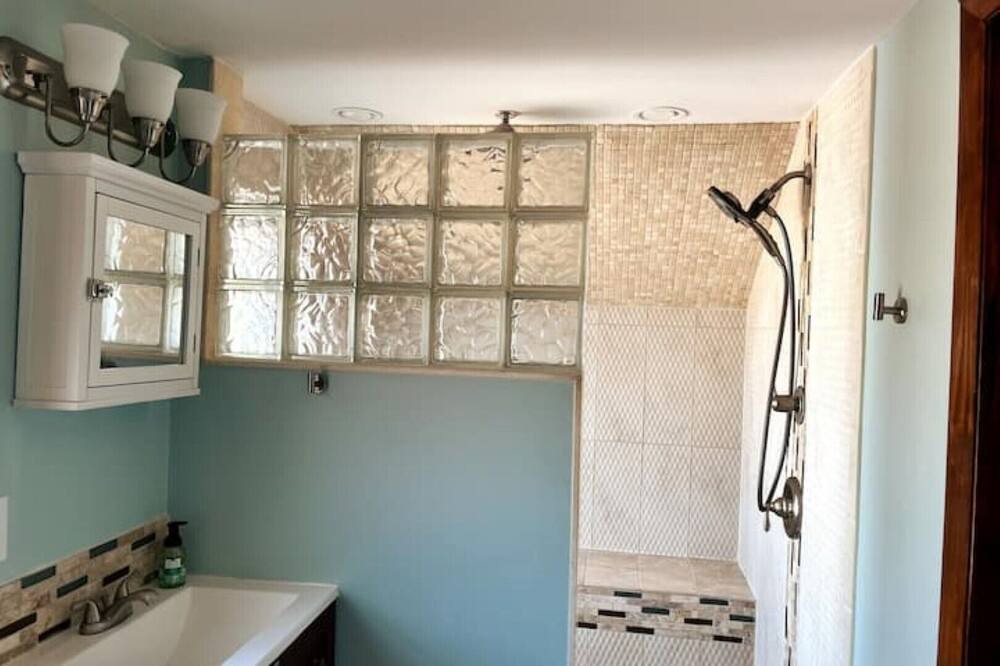Photo of Bathroom in Rogers Seabreeze