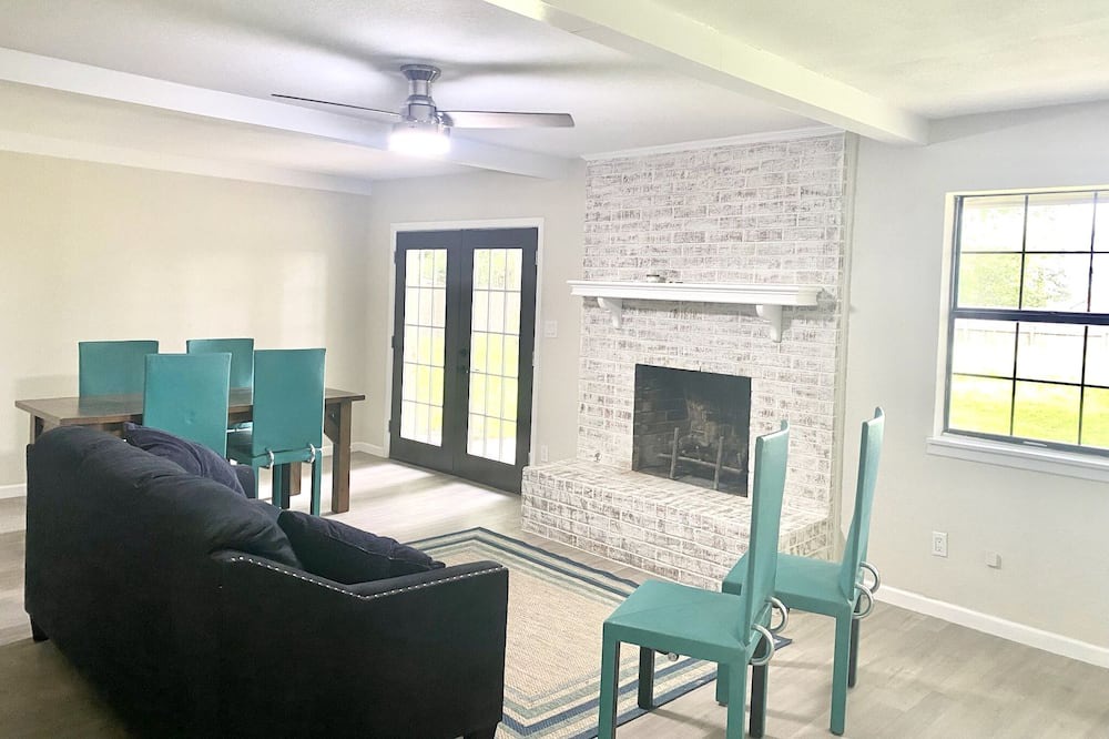 Photo of Livingroom in New Boston