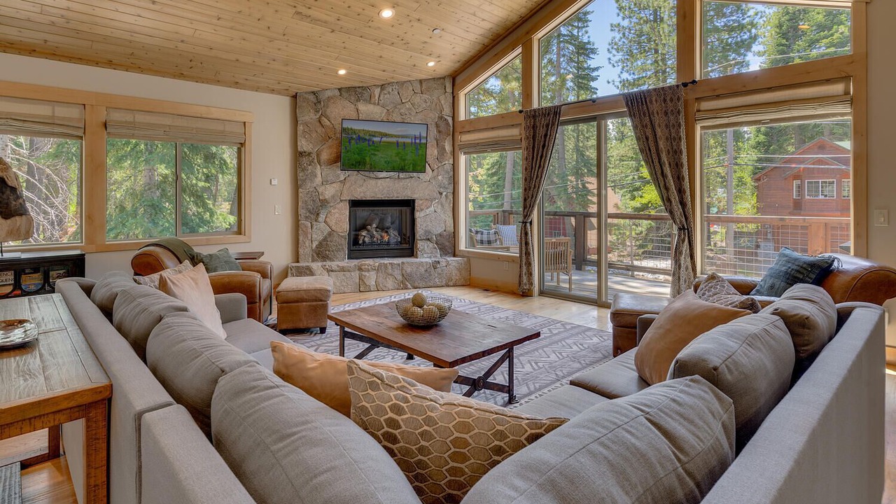 Photo of Livingroom in Tahoe Pines