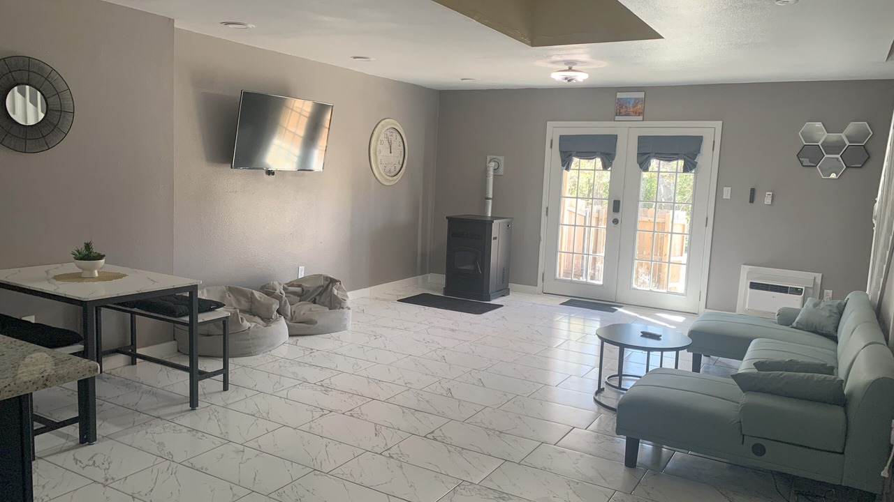 Photo of Livingroom in Read Boulevard East