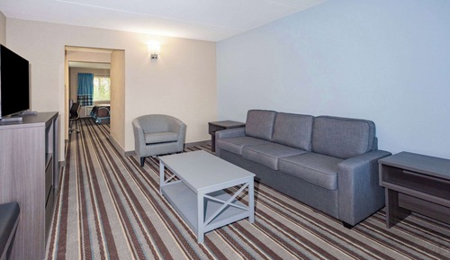 Room, 1 King Bed, Accessible, Non Smoking (Mobility, Tub w/ Grab Bars)