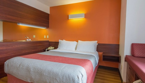 Deluxe Room, 1 Queen Bed, Accessible, Non Smoking
