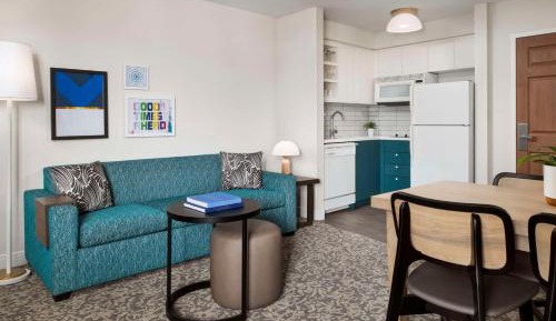 One-Bedroom Queen Suite