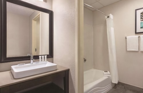 Gypsum Hotel | Country Inn & Suites by Radisson, Port Clinton, Oh