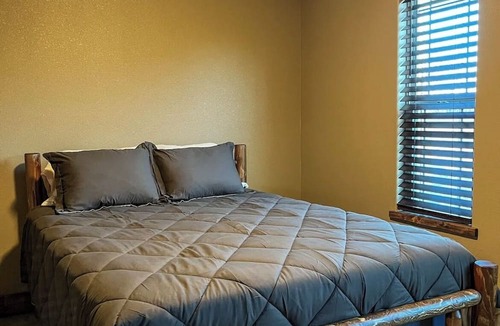 Crestline Cabin | Double T Cabin - A big country feel in a small country cabin.