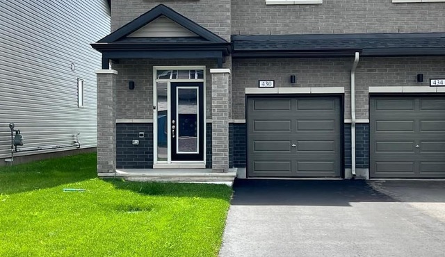 2 minutes from Hwy, free 2 cars parking, great for families visiting Ottawa.